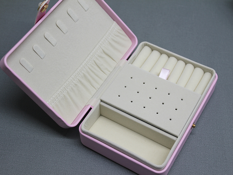 Deri Kaplamalı Makyaj Ve Takı Kutusu Alk3612