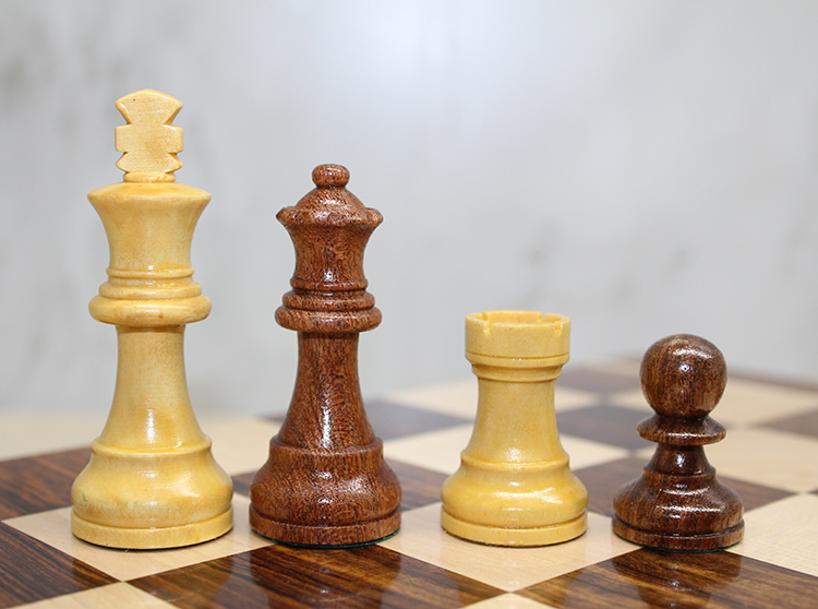 Özel Vernikli Mıknatıs Taşlı Ahşap Katlanabilir Kutulu Satranç Oyunu 12.5 Cm G220