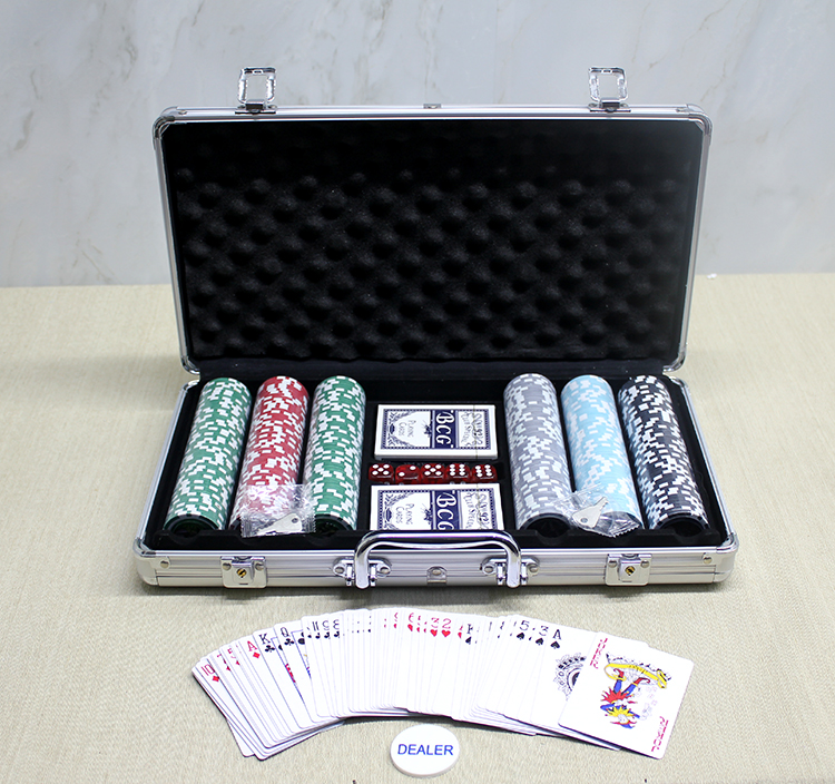 Metal Çantalı 300 Chip Ve 2 Adet İskambil Kağitına Sahip Poker Oyunu Alk3549