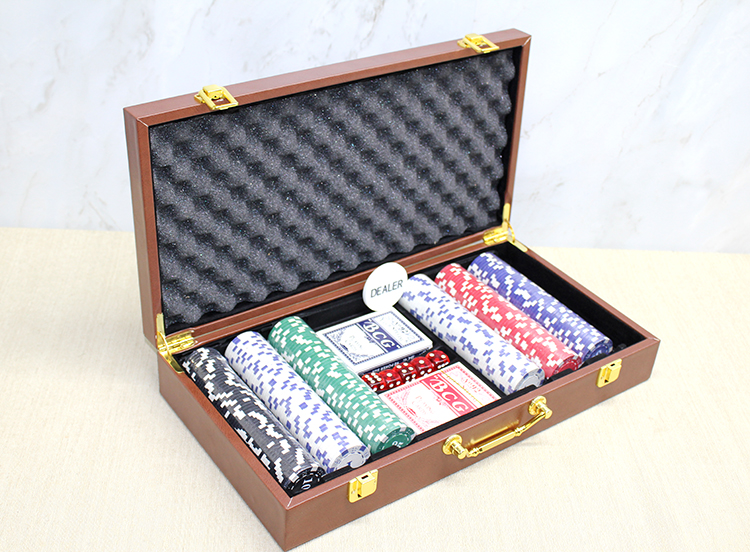 Deri Çantalı 300 Chip Ve 2 Adet İskambil Kağitına Sahip Poker Oyunu Alk4230